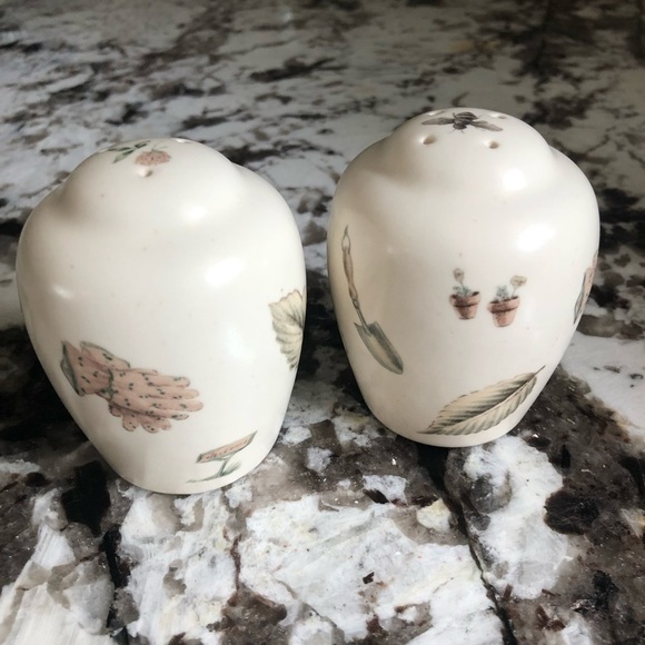 Pfaltzgraff Naturewood Salt & Pepper Shakers - Picture 4 of 9